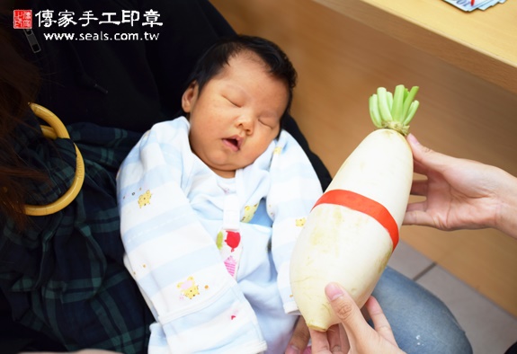 劉寶寶(新竹香山區嬰兒寶寶滿月剃頭理髮、免費嬰兒剃胎毛儀式吉祥話)。中國風會場，爸媽寶貝免費穿「日中韓」古裝禮服。專業拍照、DVD光碟、證書。★購買「臍帶章、肚臍章、胎毛筆刷印章」贈送：剃頭、收涎、抓周，三選一。 2015.11.26 照片13